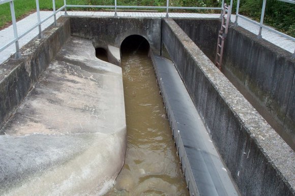 Auslauf der Kläranlage zur Modau